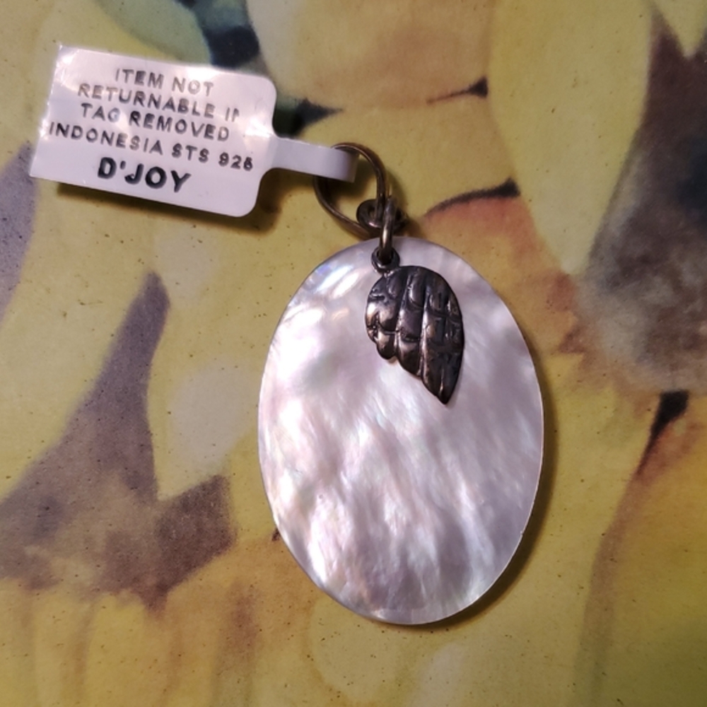 D'Joy STS 925 Pendant Charm Mother Of‎ Pearl Look On One Side Little Leaf NWT